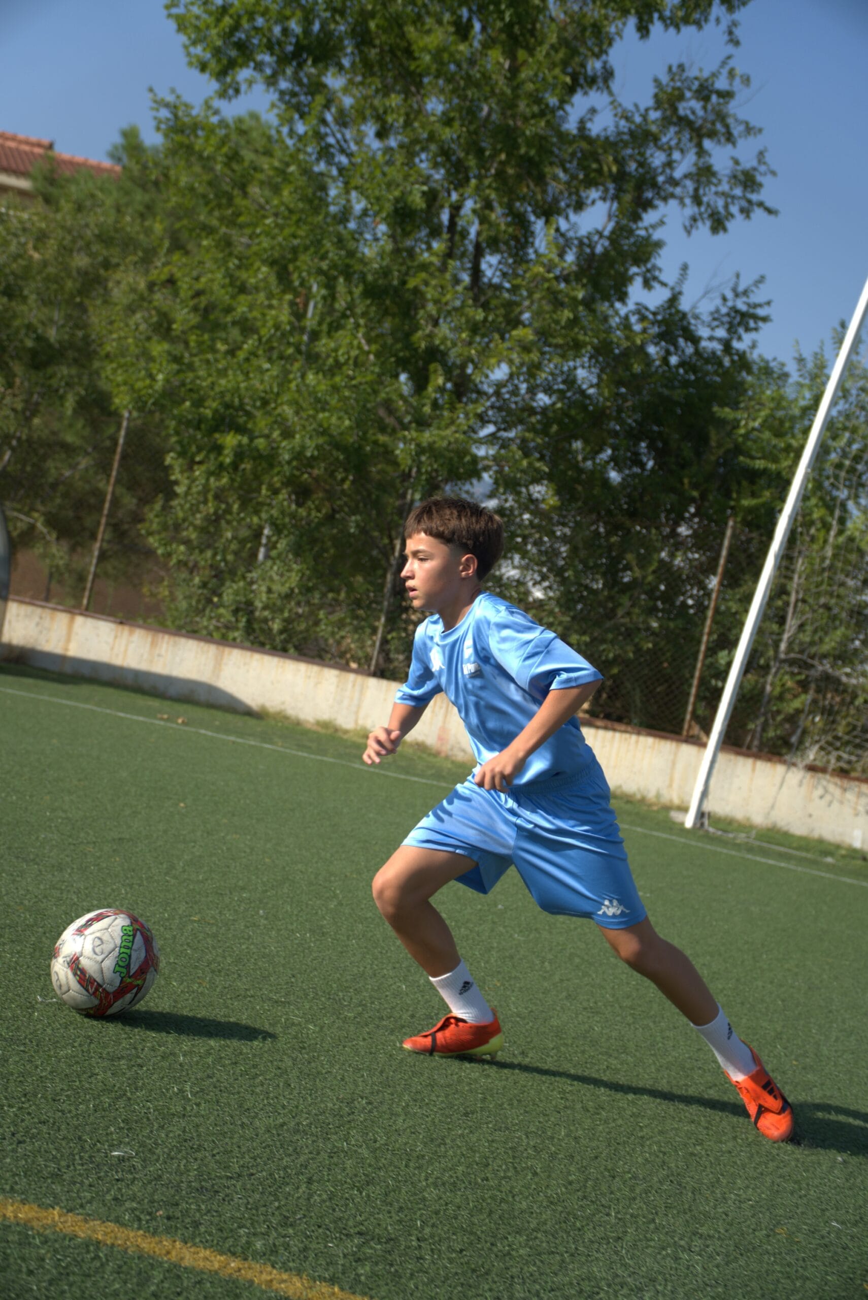 Futbolista joven haciendo un cambio de dirección