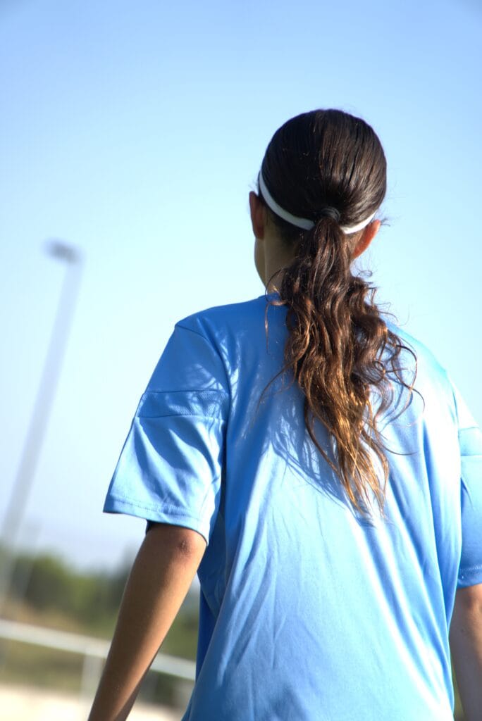 Futbolista joven de espaldas